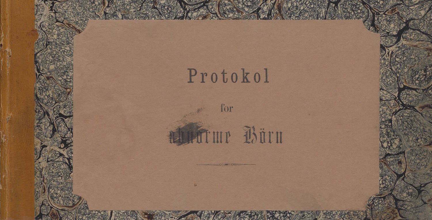 Nærbilde av gammel protokoll med teksten "protokol for abnorme Børn"
