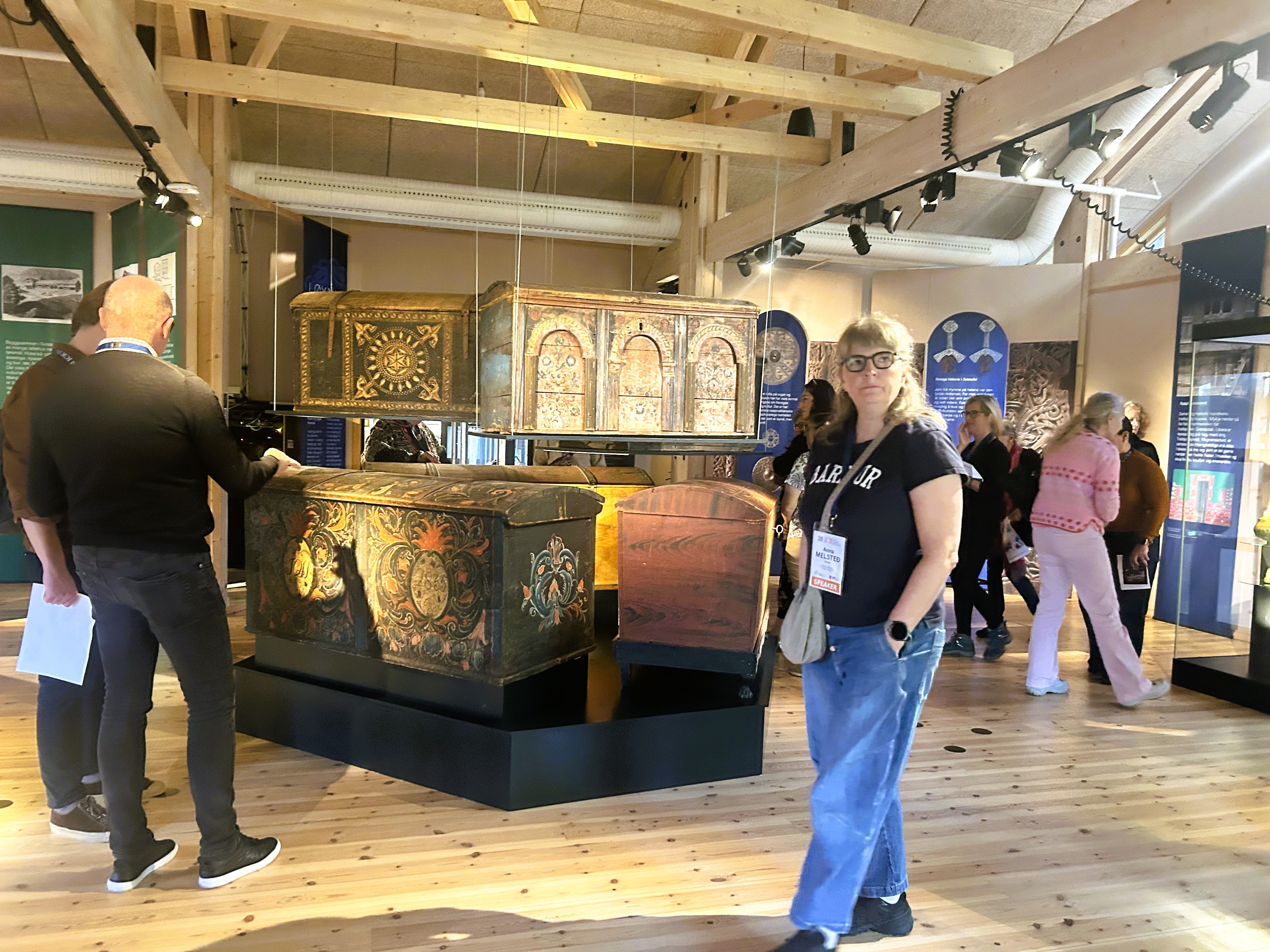 Folk ser på utstilling inne i museum