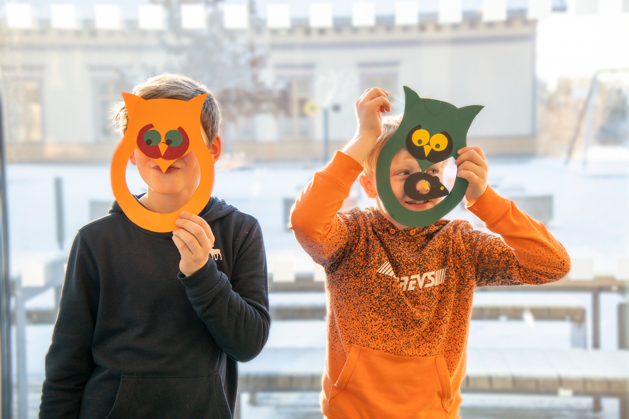 To barn med uglemaske