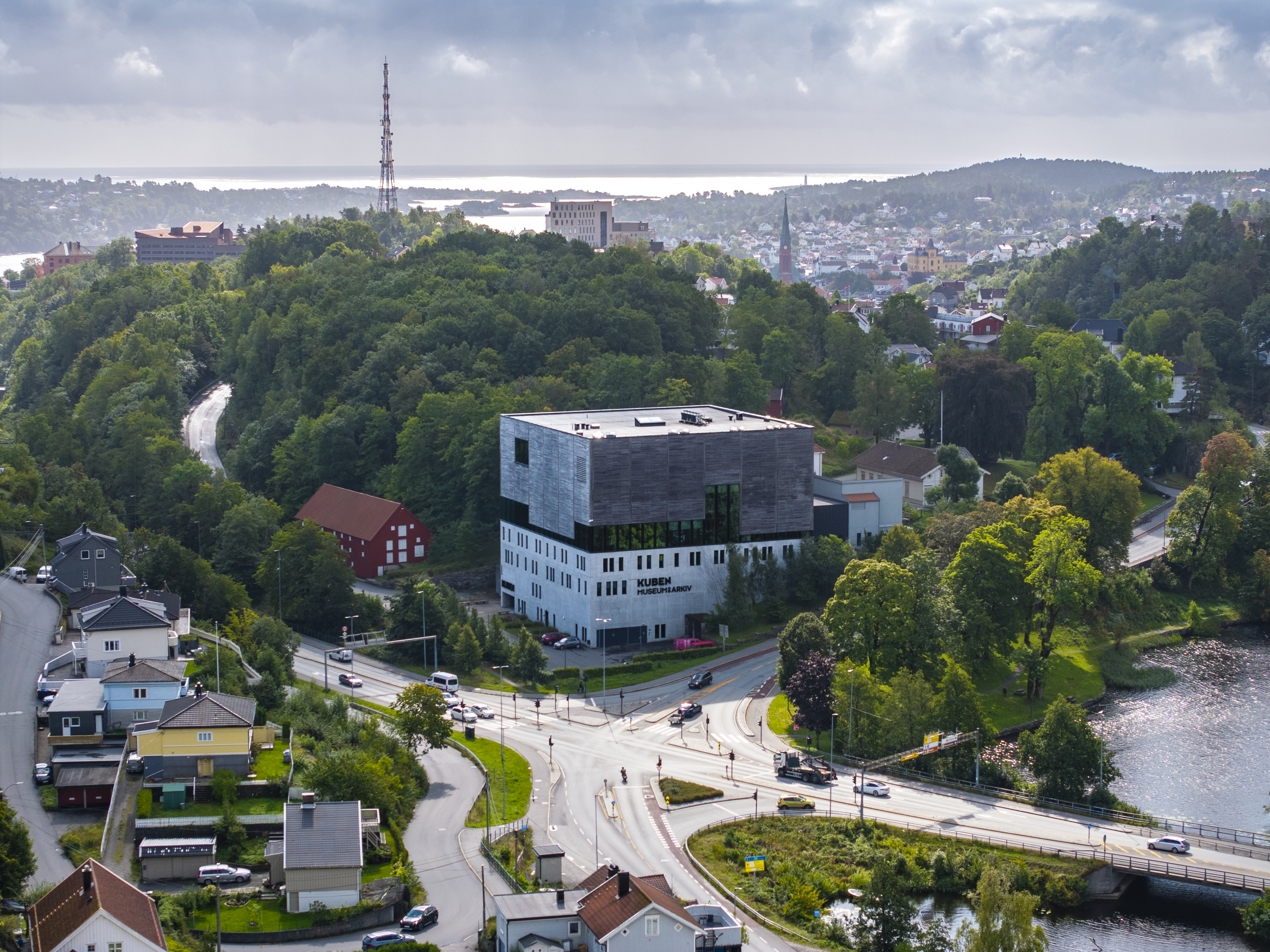 Dronebilde av stor firkanta bygning