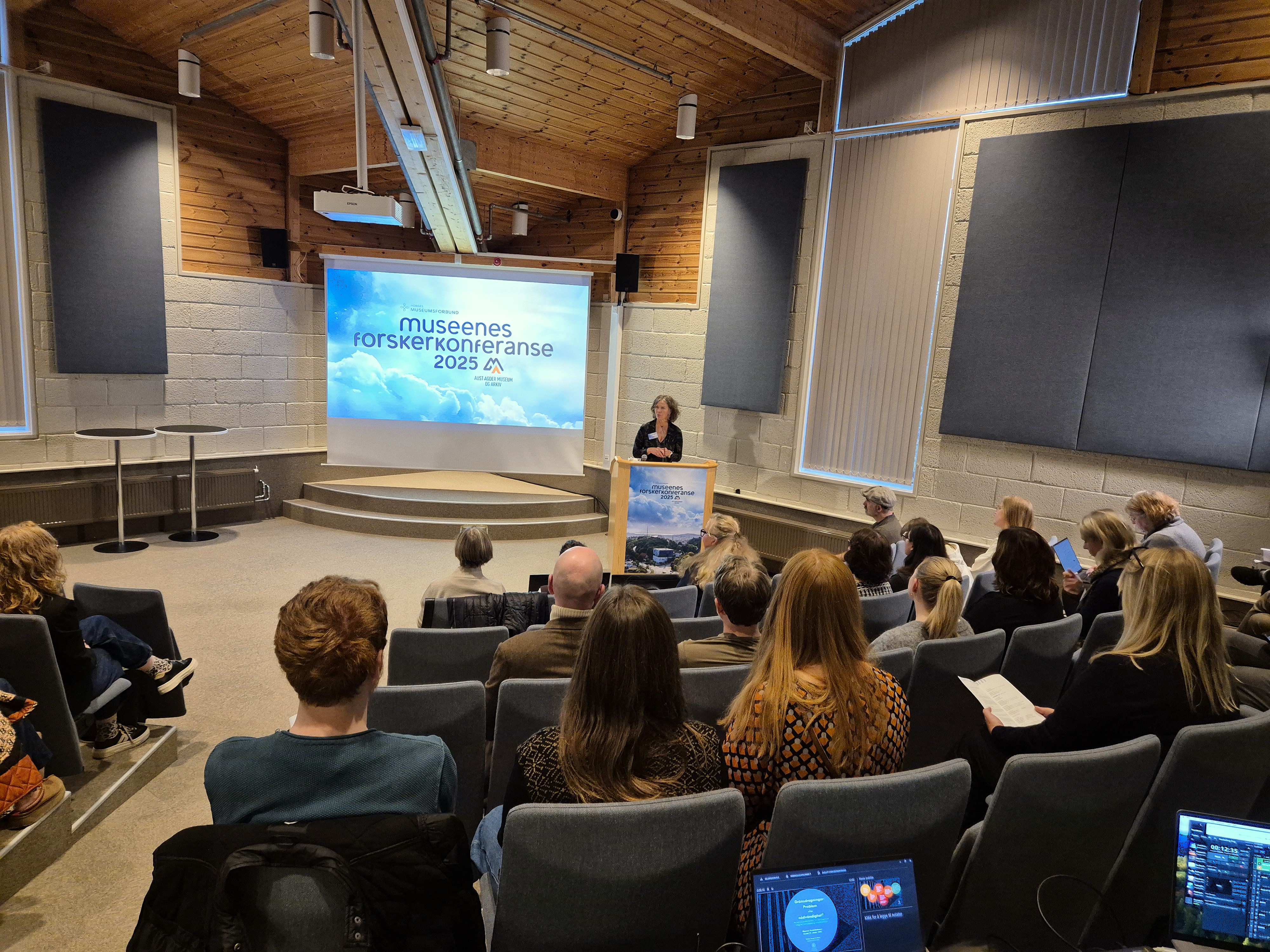 Person snakker på konferanse