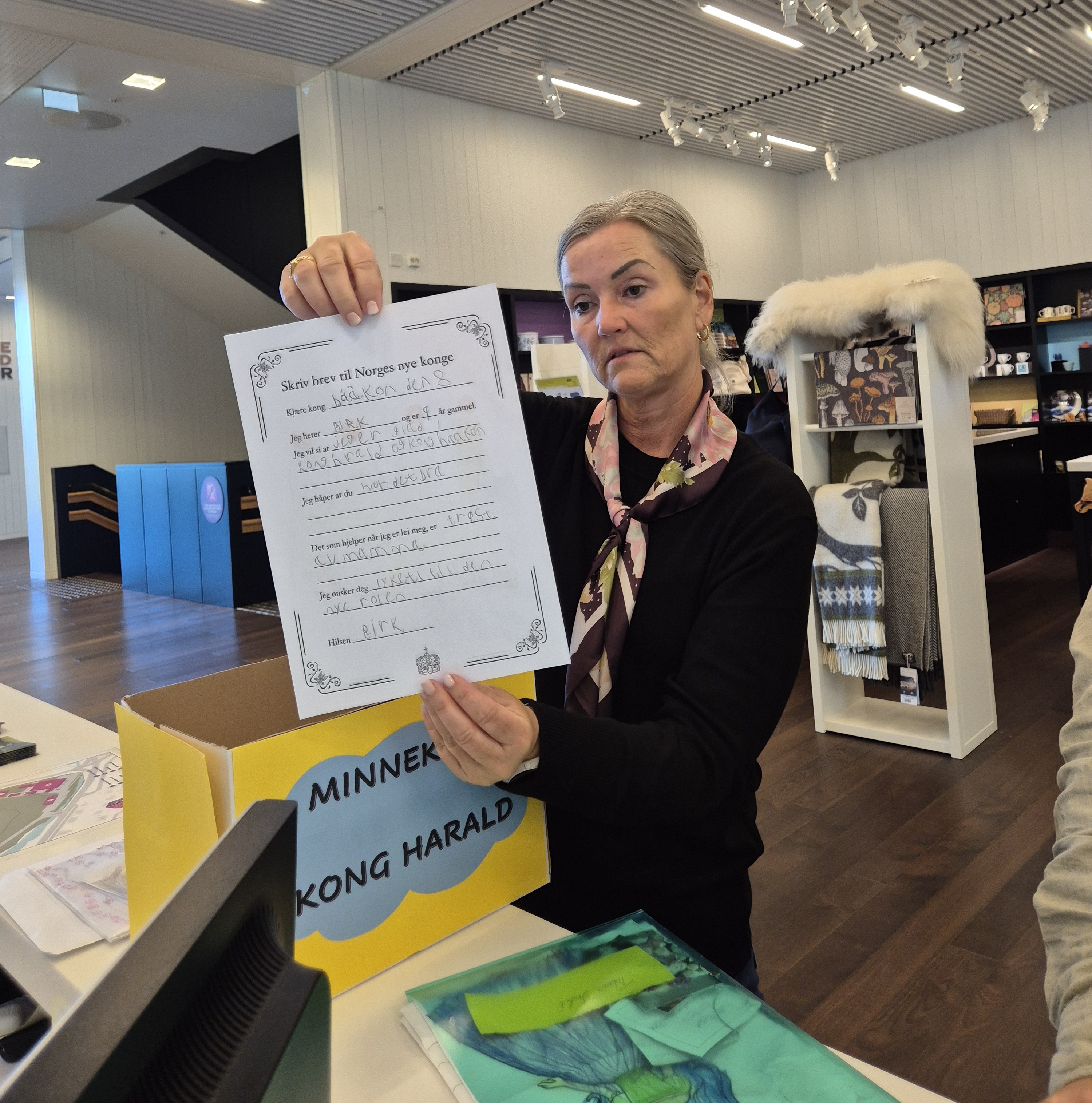 person  holder fram tegning