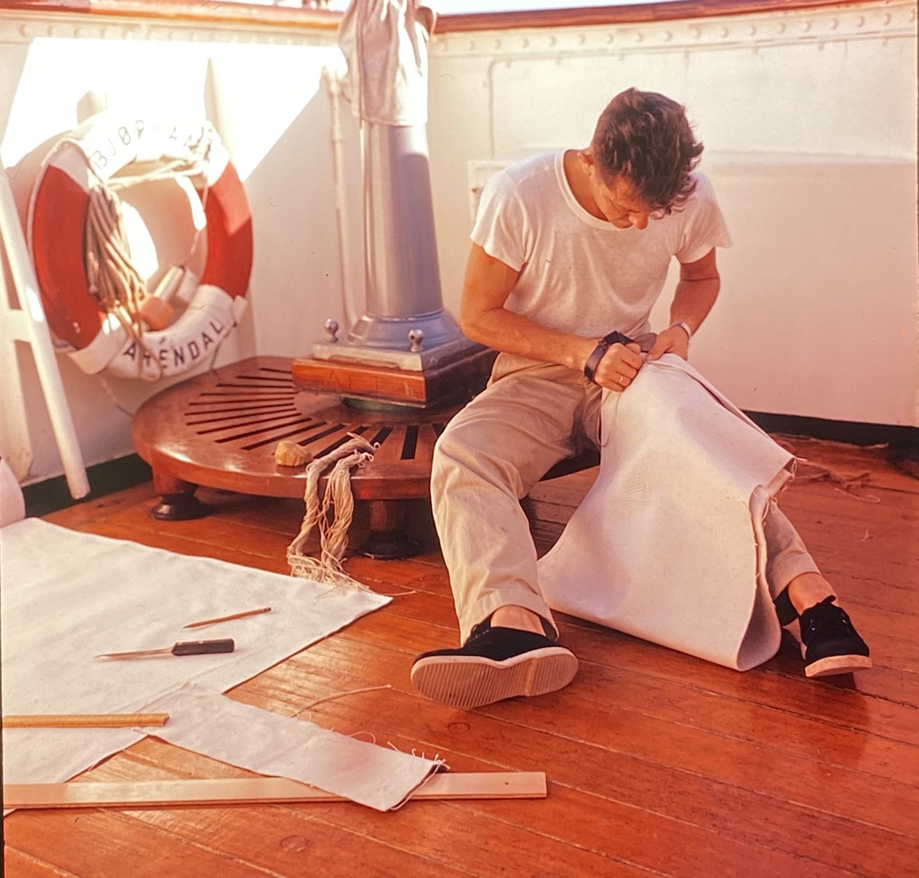 Arkivbilde som vier mann på dekk som sy