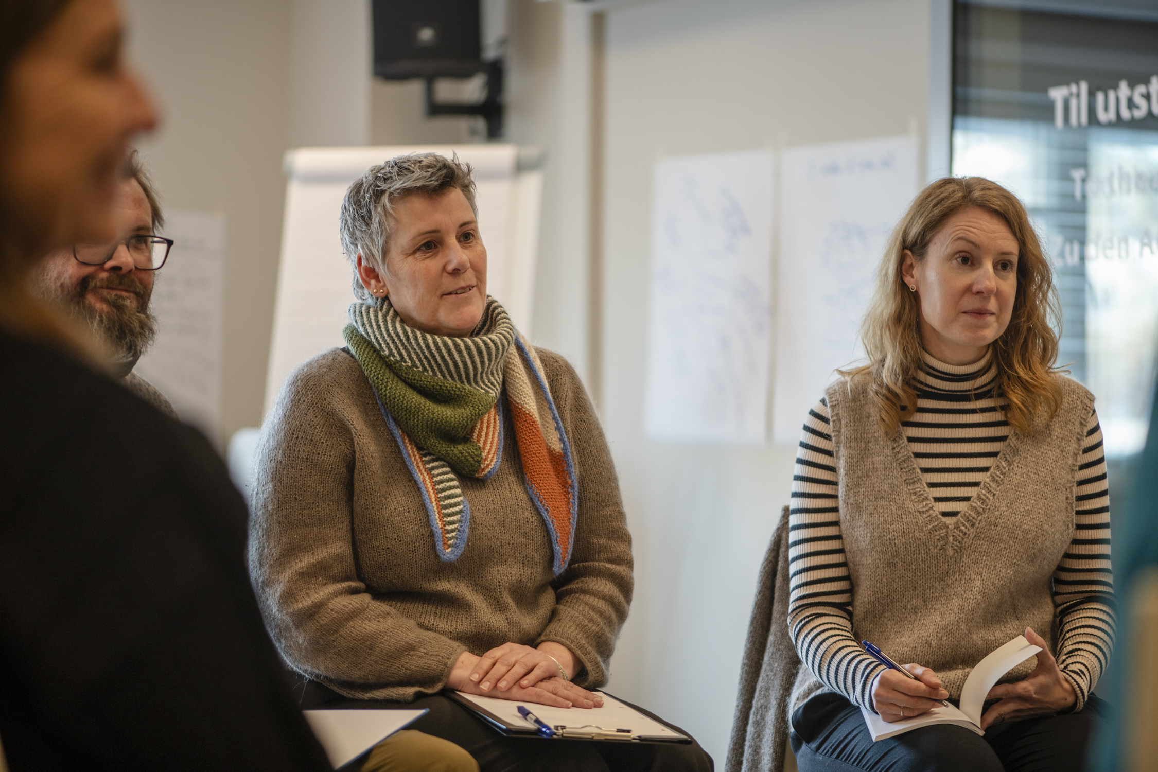 Personer som sitter i en ring