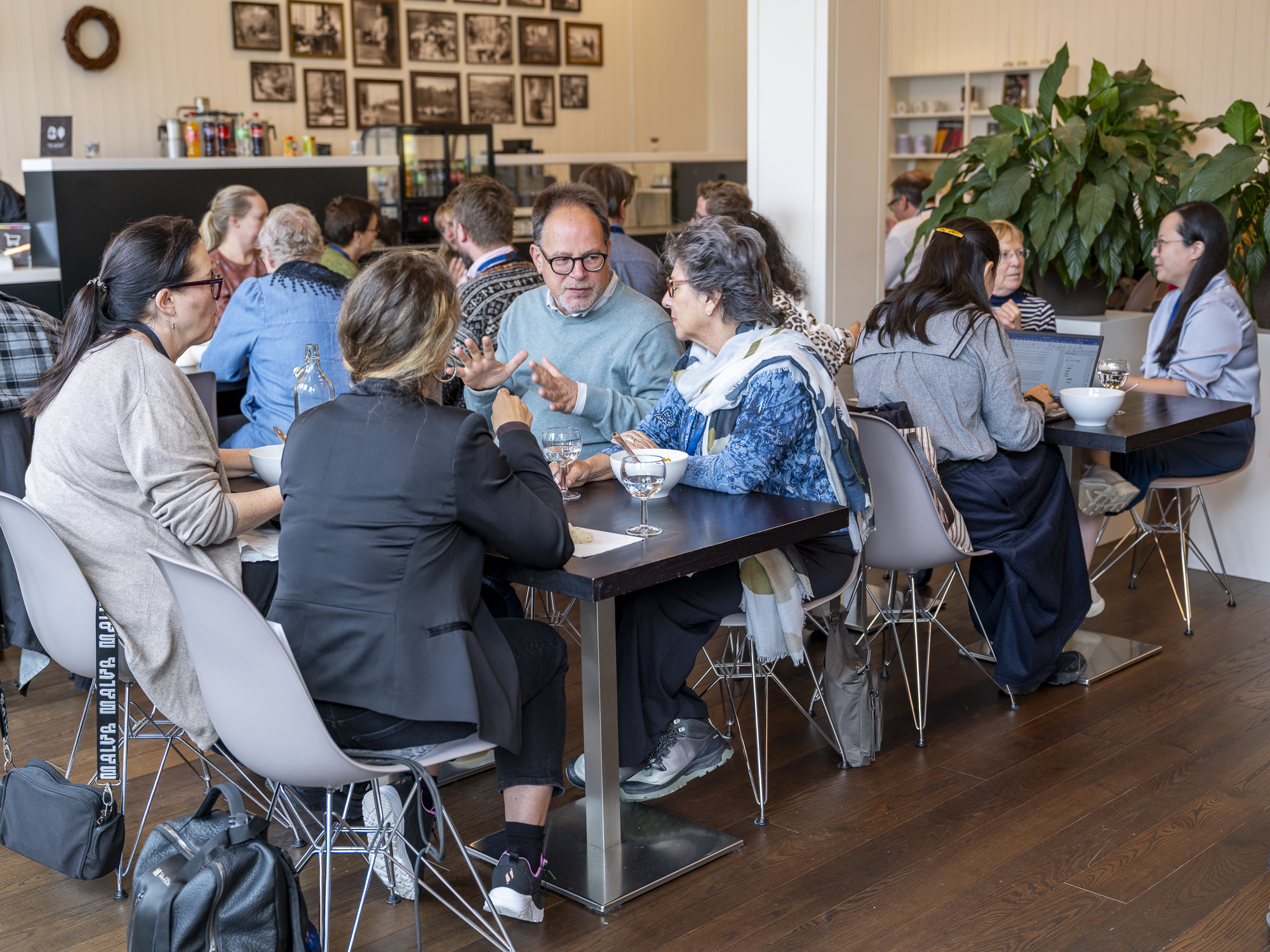 mange personer sitter rundt et bord